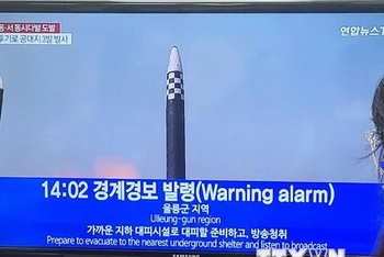 Truyền thông Hàn Quốc đưa tin về vụ phóng tên lửa đạn đạo của Triều Tiên, ngày 2/11/2022. (Ảnh: YONHAP/TTXVN)