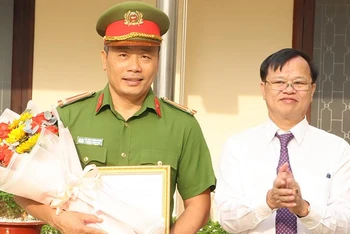 Chủ tịch Ủy ban nhân dân tỉnh Đồng Nai Cao Tiến Dũng trao thưởng đột xuất cho đại diện Tổ công tác 161.
