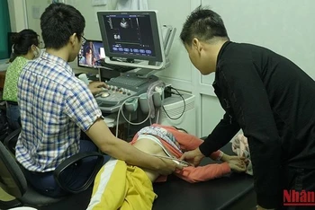 Bác sĩ khám sàng lọc bệnh tim cho trẻ em Điện Biên.