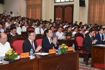 Đồng chí Nguyễn Trọng Nghĩa, Bí thư Trung ương Đảng, Trưởng Ban Tuyên giáo Trung ương và các đại biểu tham dự hội nghị. 