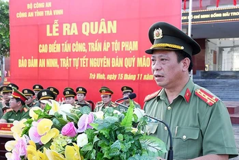 Đại tá Trần Xuân Ánh, Giám đốc Công an tỉnh Trà Vinh phát biểu chỉ đạo tại lễ ra quân. 