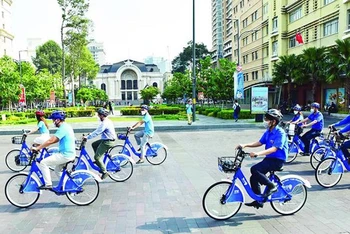 Người dân sử dụng xe đạp đô thị tại Thành phố Hồ Chí Minh.