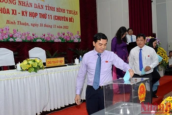 Các đại biểu Hội đồng nhân dân tỉnh Bình Thuận bỏ phiếu bầu Chủ tịch Ủy ban nhân dân tỉnh, nhiệm kỳ 2021-2026.