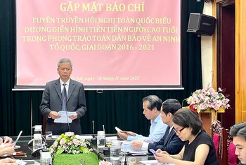 Phó Chủ tịch Hội Người cao tuổi Việt Nam Phan Văn Hùng chủ trì họp báo.