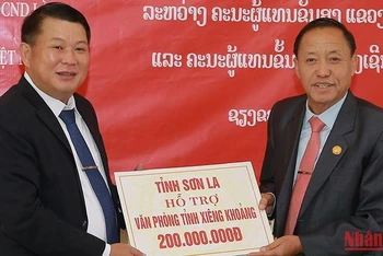 Đoàn đại biểu cấp cao Sơn La hỗ trợ 200 triệu đồng cho Văn phòng tỉnh Xieng Khouang.