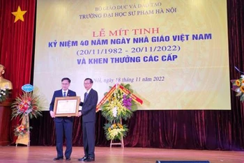 Nhiều tập thể, cá nhân Trường đại học sư phạm Hà Nội được nhận phần thưởng cao quý