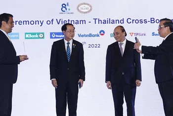 Chủ tịch nước Nguyễn Xuân Phúc và Bộ trưởng Tài chính Thái Lan chứng kiến Lễ công bố kết nối thanh toán bán lẻ ứng dụng mã phản hồi nhanh (QR code) giữa Việt Nam-Thái Lan.