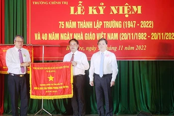 Lãnh đạo tỉnh Bến Tre trao cờ thi đua của Thủ tướng Chính phủ cho Trường Chính trị tỉnh Bến Tre.