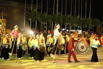 Đoàn nghệ nhân cồng chiêng kết hợp đi cà khoeo của huyện Nho Quan Ninh Bình.