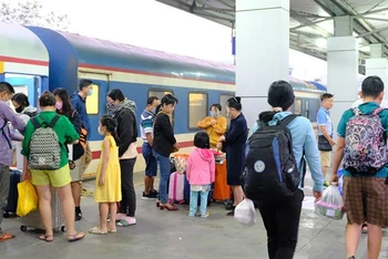 Hành khách đến ga Sài Gòn đi tàu.