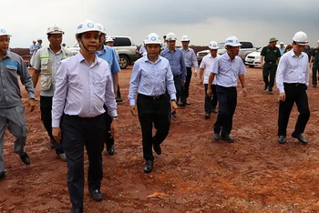 Bộ trưởng Nguyễn Văn Thắng và Đoàn công tác Bộ Giao thông vận tải thị sát trên công trường sân bay Long Thành.