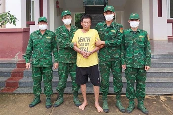 Đối tượng Lê Hoàng Thanh bị Bộ đội Biên phòng tỉnh Bình Phước bắt giữ.