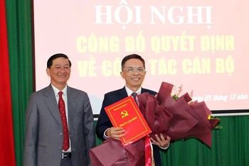 Bí thư Tỉnh ủy Lâm Đồng Trần Đức Quận trao quyết định và tặng hoa chúc mừng tân Bí thư Thành ủy Đà Lạt.