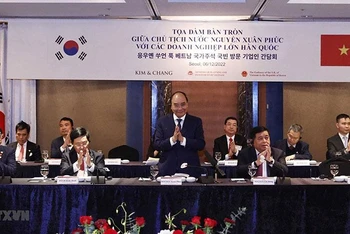 Chủ tịch nước Nguyễn Xuân Phúc dự Tọa đàm với các doanh nghiệp lớn Hàn Quốc. (Ảnh: Thống Nhất/TTXVN)