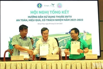 Đại diện Cục Bảo vệ thực vật, Sở Nông nghiệp và Phát triển nông thôn tỉnh Đồng Tháp và Hiệp hội CropLife đã ký kết Kế hoạch hợp tác năm 2023.