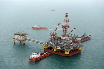 Giàn khoan dầu của Nga trên biển Caspi. (Ảnh: AFP/TTXVN)