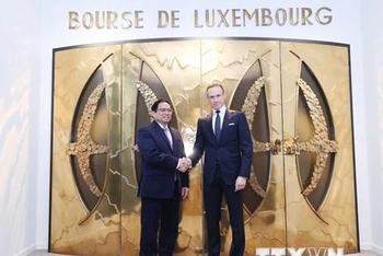 Thủ tướng Chính phủ Phạm Minh Chính thăm Sở Giao dịch chứng khoán Luxembourg. (Ảnh: TTXVN)