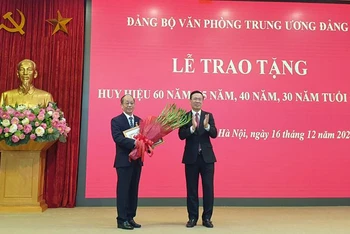 Đồng chí Võ Văn Thưởng, Ủy viên Bộ Chính trị, Thường trực Ban Bí thư trao Huy hiệu 60 năm tuổi Đảng tặng đồng chí Phan Diễn.