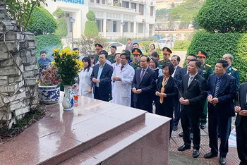 Đoàn công tác của thành phố dâng hương tại Đài tưởng niệm các liệt sĩ trong khuôn viên bệnh viện Bạch Mai.