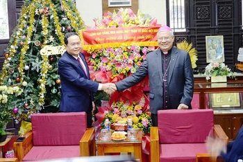 Đồng chí Trần Thanh Mẫn chúc mừng Giáng sinh tại Tòa Giám mục Giáo phận Đà Nẵng.