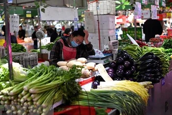 Cảnh vắng vẻ tại 1 chợ ở Bắc Kinh, Trung Quốc. (Ảnh: AFP/TTXVN)