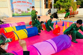 Các cháu trường mầm non Quỳnh Thuận và Quỳnh Thọ, huyện Quỳnh Lưu tham quan và trải nghiệm một số hoạt động của Đồn Biên phòng Quỳnh Thuận và tham gia trò chơi.
