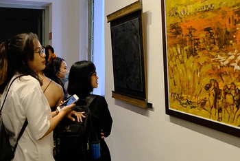 Khán giả thưởng thức tranh tại triển lãm.