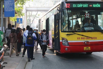 Trong khoảng 15 năm tới, xe buýt vẫn sẽ là phương tiện vận tải công cộng chủ lực của Hà Nội. (Ảnh: Công Nhất)