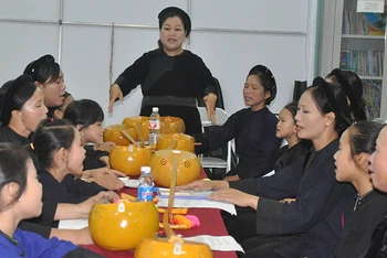 Nghệ nhân nhân dân Hà Thị Ven hướng dẫn hát then, đàn tính cho người dân ở xã Thụy Hùng, huyện Cao Lộc (tỉnh Lạng Sơn).