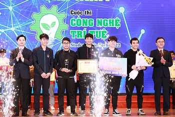 Bí thư Trung ương Đoàn, Chủ tịch Hội Sinh viên Việt Nam Nguyễn Minh Triết (ngoài cùng bên trái) trao giải nhất tặng các thành viên đội BK Helios.