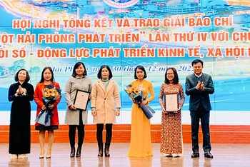 Lãnh đạo Ban Tuyên giáo Thành ủy và Sở Thông tin và Truyền thông Hải Phòng trao giải A tặng các nhóm tác giả đoạt giải. 