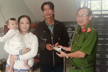 Đại diện Công an huyện U Minh Thượng, tỉnh Kiên Giang trao trả lại số tiền cho người đánh rơi mà ông Lê Văn Tổng nhặt được, mang trình báo Công an, ngày 4/1. 