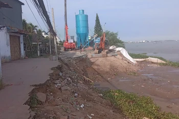 Xử lý khu vực sạt lở đoạn qua xã Bình Mỹ, huyện Châu Phú, tỉnh An Giang.