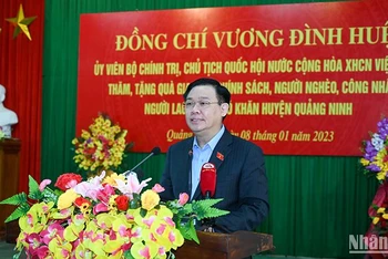 Chủ tịch Quốc hội Vương Đình Huệ phát biểu thăm hỏi, chúc Tết các gia đình chính sách, người nghèo, công nhân, người lao động khó khăn huyện Quảng Ninh. (Ảnh Duy Linh)