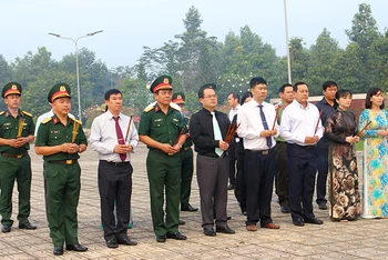 Đoàn lãnh đạo tỉnh Đồng Nai dâng hương tại Đền thờ liệt sĩ huyện Nhơn Trạch.