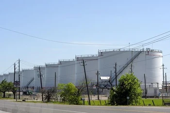 Các bể chứa dầu tại một cơ sở dự trữ ở Houston, bang Texas, Mỹ. (Ảnh: AFP/TTXVN)
