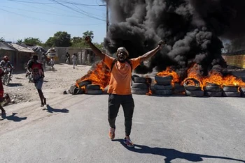 Người dân đốt lốp xe trong cuộc biểu tình phản đối bạo lực băng đảng ở thủ đô Port-au-Prince, Haiti ngày 26/1. (Ảnh: AFP/TTXVN)