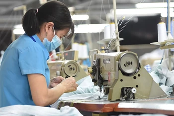 Công nhân trở lại làm việc sau đợt nghỉ Tết tại một doanh nghiệp ở khu công nghiệp Sông Mây, tỉnh Đồng Nai.