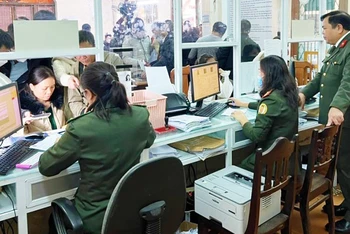 Cán bộ Phòng Quản lý xuất nhập cảnh Công an Quảng Bình làm thủ tục cấp hộ chiếu cho công dân.
