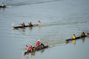 Các vận động viên thể hiện kỹ năng đua thuyền trên sông Đăk Bla.