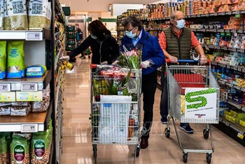 Người dân mua hàng trong siêu thị ở thành phố Milan, Italia. (Ảnh: AFP/TTXVN)