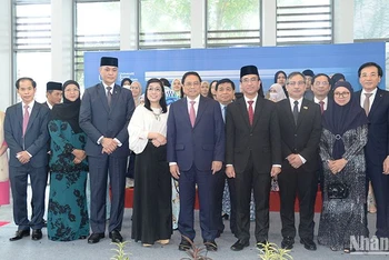 Thủ tướng Phạm Minh Chính và Phu nhân chụp ảnh lưu niệm với lãnh đạo Đại học quốc gia Brunei Darussalam.