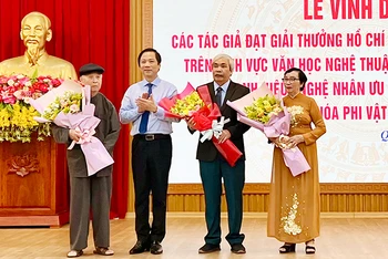 Thừa ủy quyền của Chủ tịch nước, Phó Chủ tịch Ủy ban nhân dân tỉnh Quảng Trị Hoàng Nam trao 1 Giải thưởng Hồ Chí Minh và 2 Giải thưởng Nhà nước cho các tác giả và đại diện gia đình tác giả. 