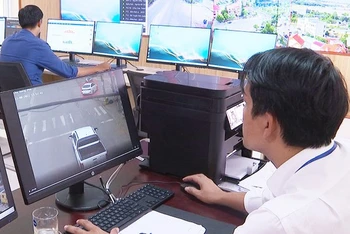 Giám sát phương tiện trên đường phố thông qua hệ thống camera tại Trung tâm Giám sát, điều hành đô thị thông minh thành phố Đồng Hới.
