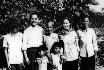 Đồng chí Huỳnh Tấn Phát (thứ hai từ trái sang) chụp ảnh cùng gia đình trong lần về thăm quê hương. (Ảnh Bảo tàng tỉnh Bến Tre).