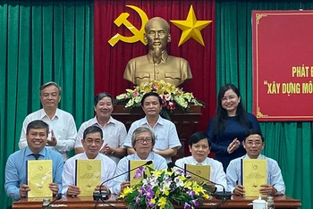 Đại diện các cơ quan báo chí tỉnh Phú Yên ký kết giao ước thi đua xây dựng môi trường văn hóa trong các cơ quan báo chí.