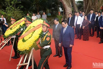 Thủ tướng Phạm Minh Chính dâng hoa tưởng niệm đồng chí Huỳnh Tấn Phát.