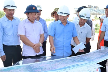 Chủ tịch Ủy ban nhân dân tỉnh Quảng Ngãi Đặng Văn Minh kiểm tra tiến độ thực hiện dự án đường ven biển Dung Quất-Sa Huỳnh.