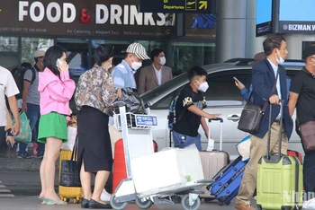 Khách du lịch quốc tế đến Sân bay quốc tế Đà Nẵng. (Ảnh minh họa: ANH ĐÀO)