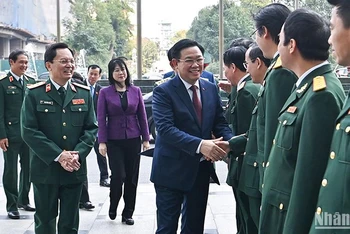 Chủ tịch Quốc hội Vương Đình Huệ với đội ngũ thầy thuốc Bệnh viện Trung ương Quân đội 108.